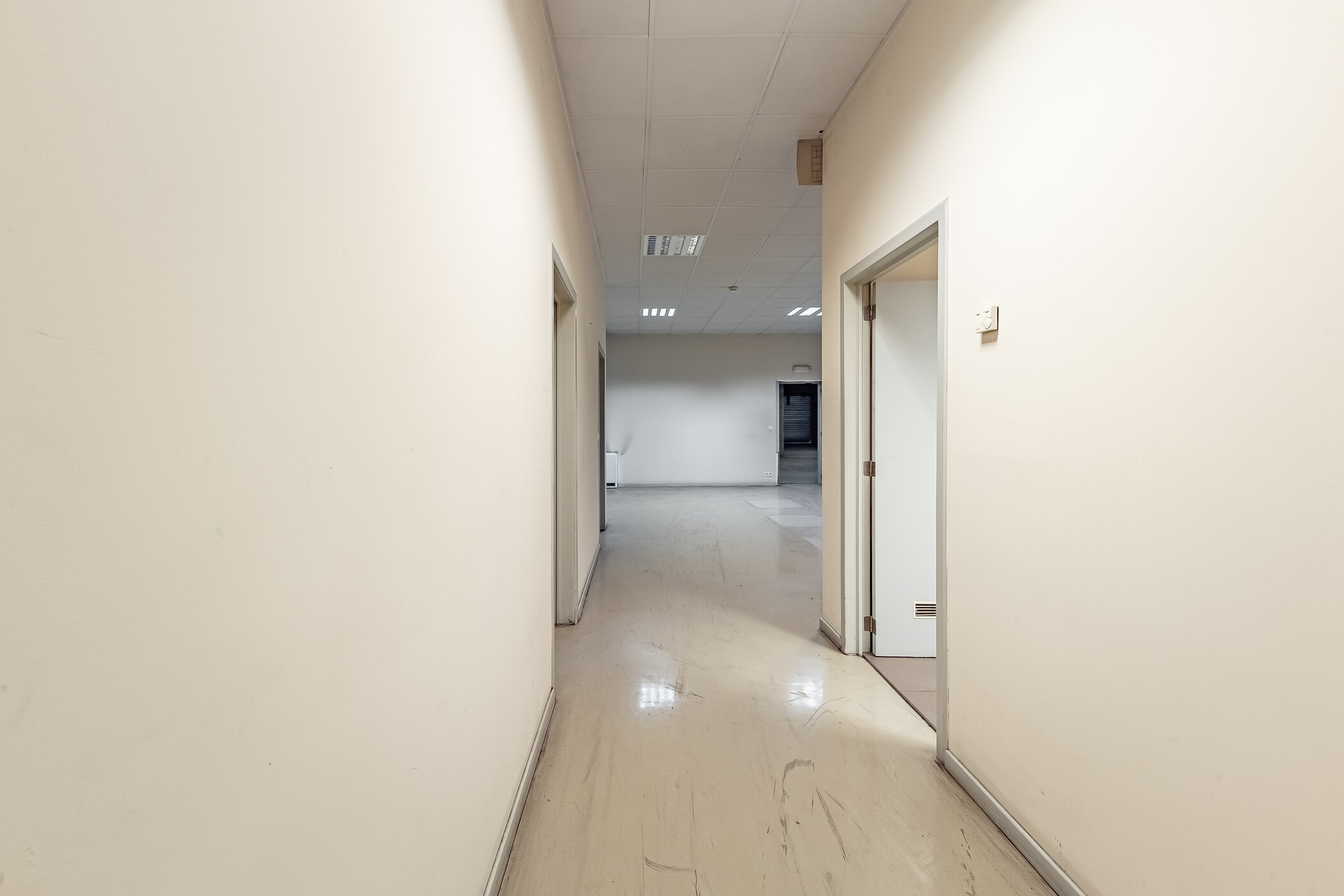 Immobilier logistique avec bureaux à louer dans un zoning sécurisé