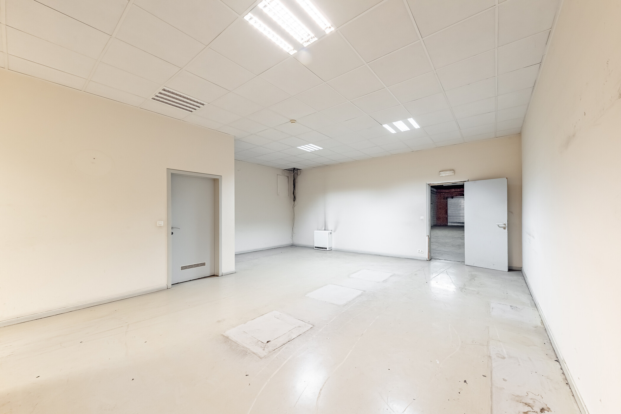 Local professionnel avec quai de chargement et bureaux