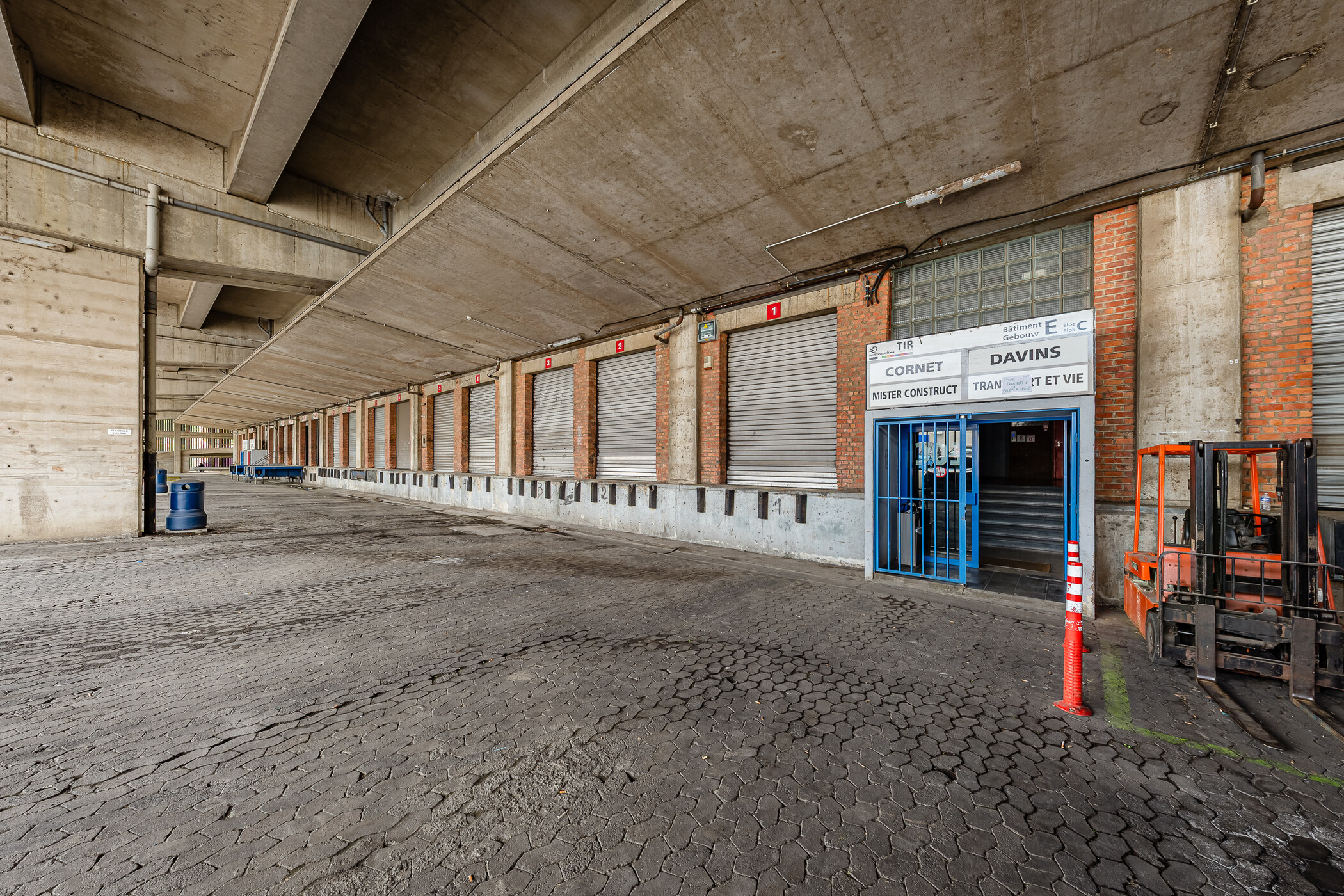 large quai de chargement et déchargement - espaces industriel bruxelles nord