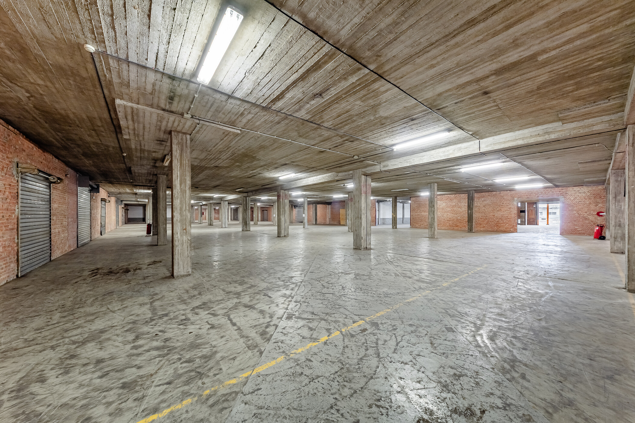 Intérieur des bâtiments avec local logistique ou parking