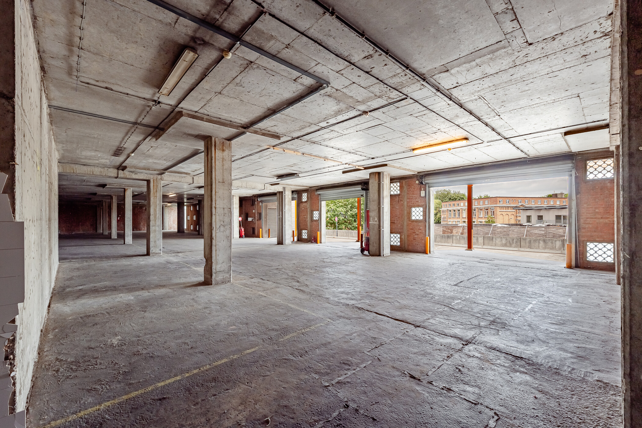 vaste espace industriel en location. Vue de l'intérieur du hangar