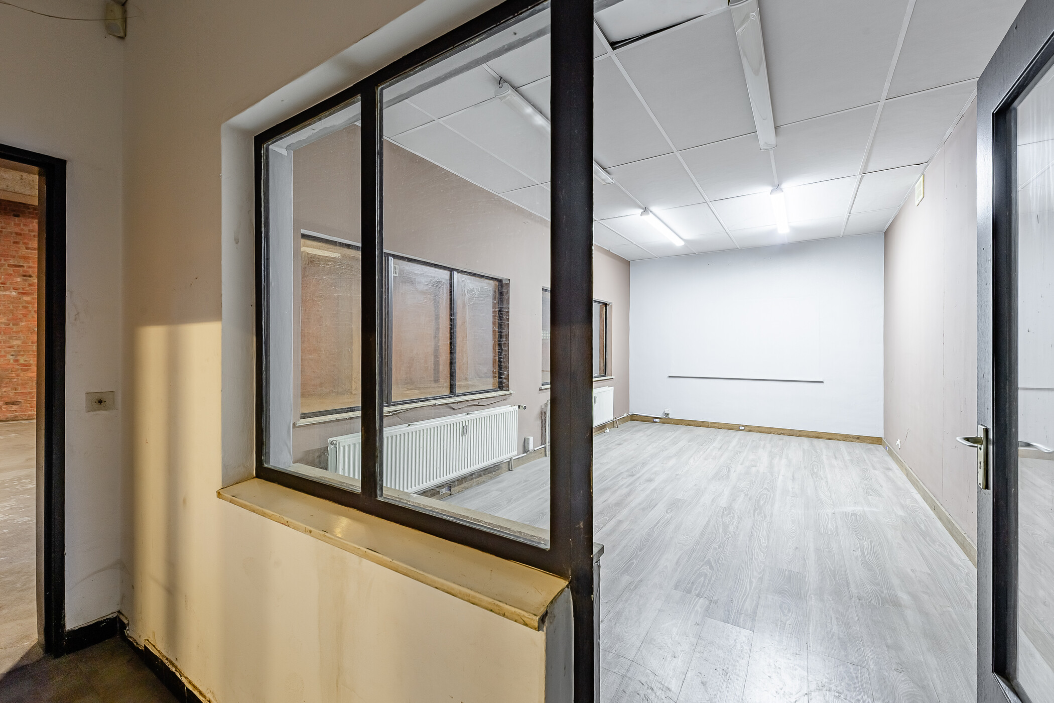 Espace industriel avec bureau à la location