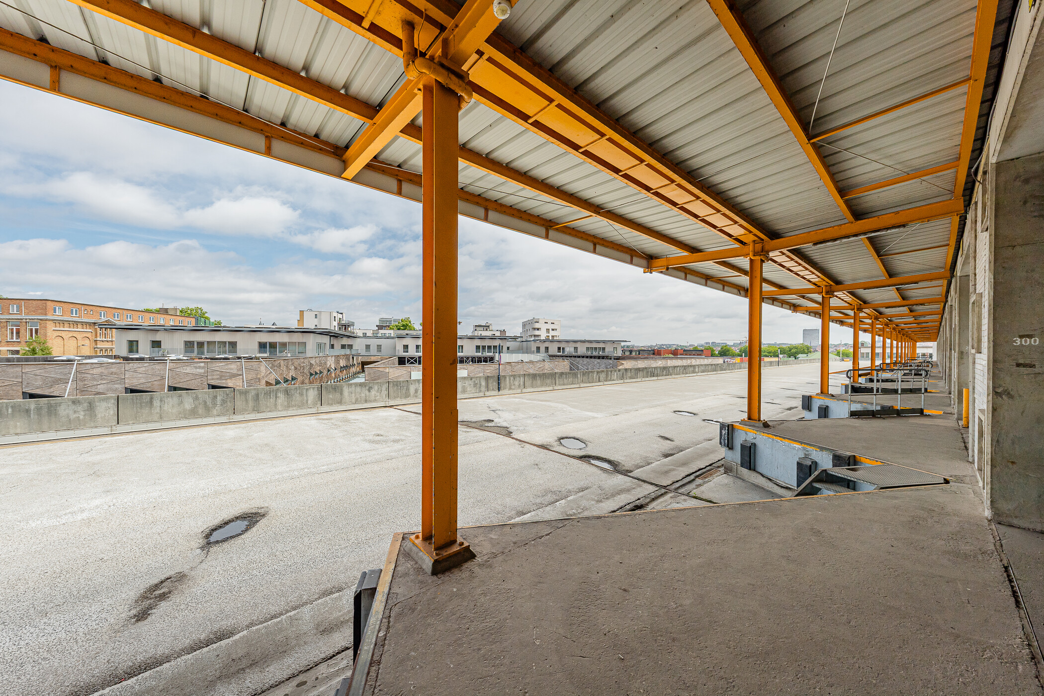 Bureaux et entrepôts avec portes sectionnelles