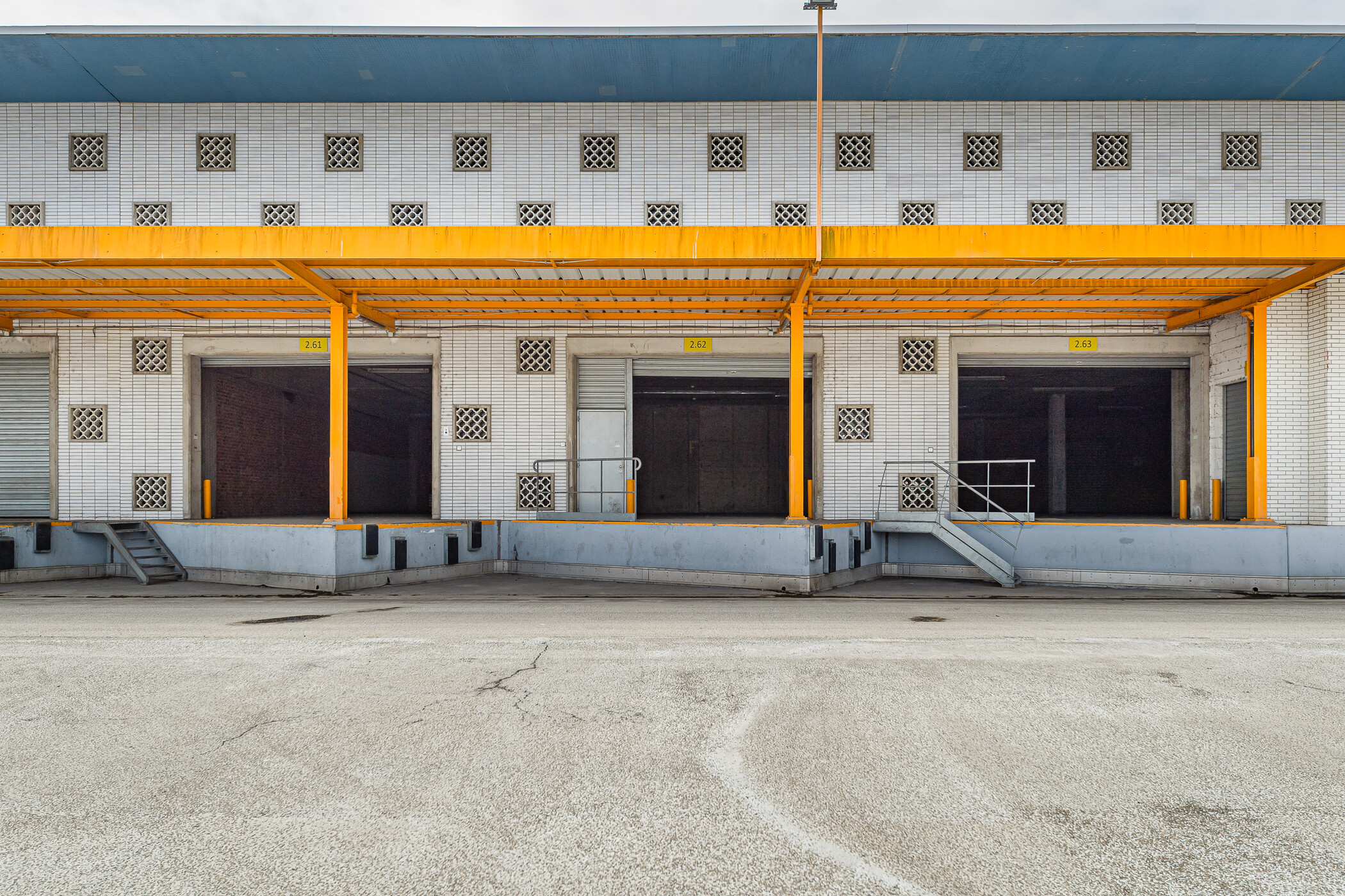 Portes d'accès camion à quai des entrepôts à louer