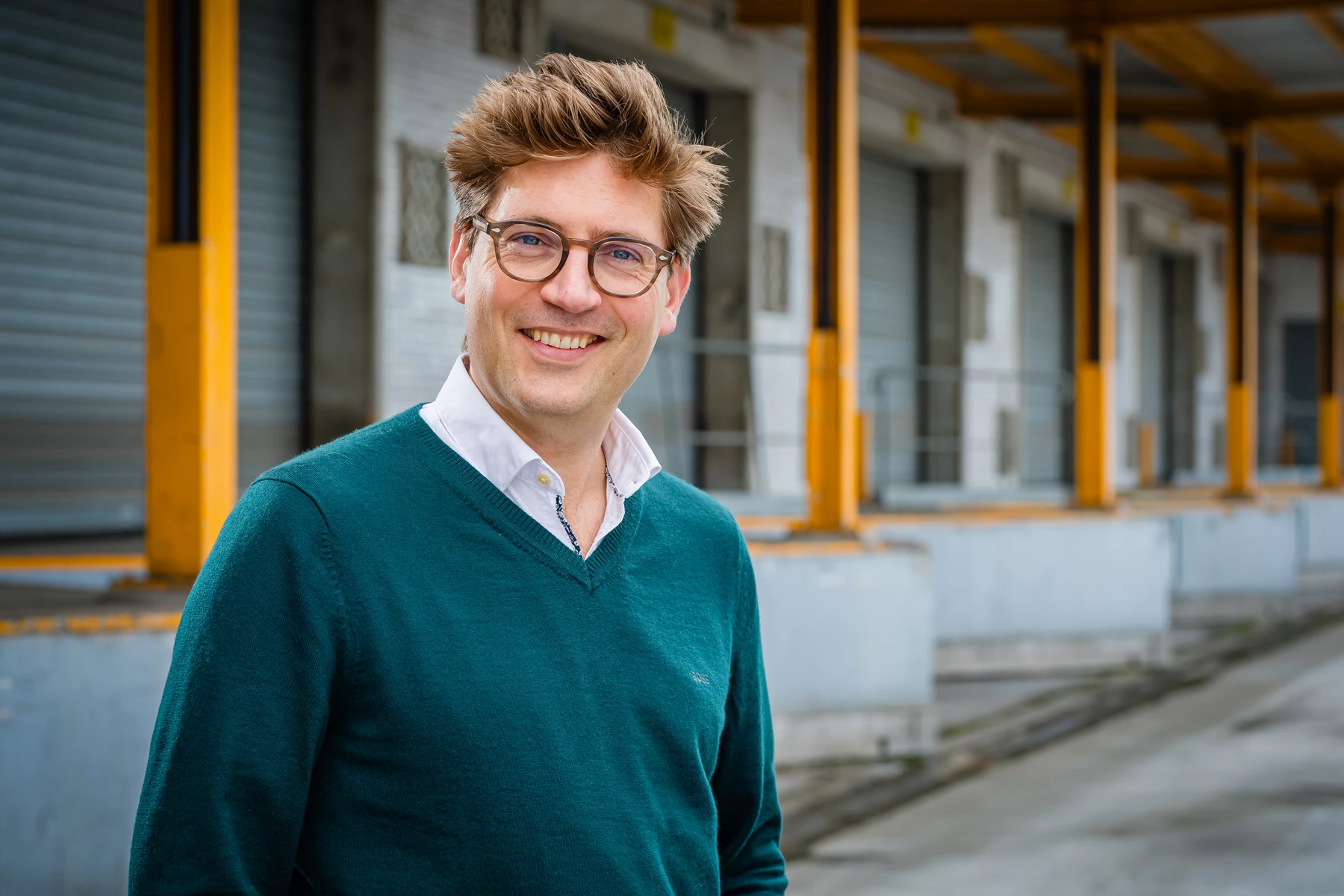 Commerciaux du port de Bruxelles devant un espace de stockage en location