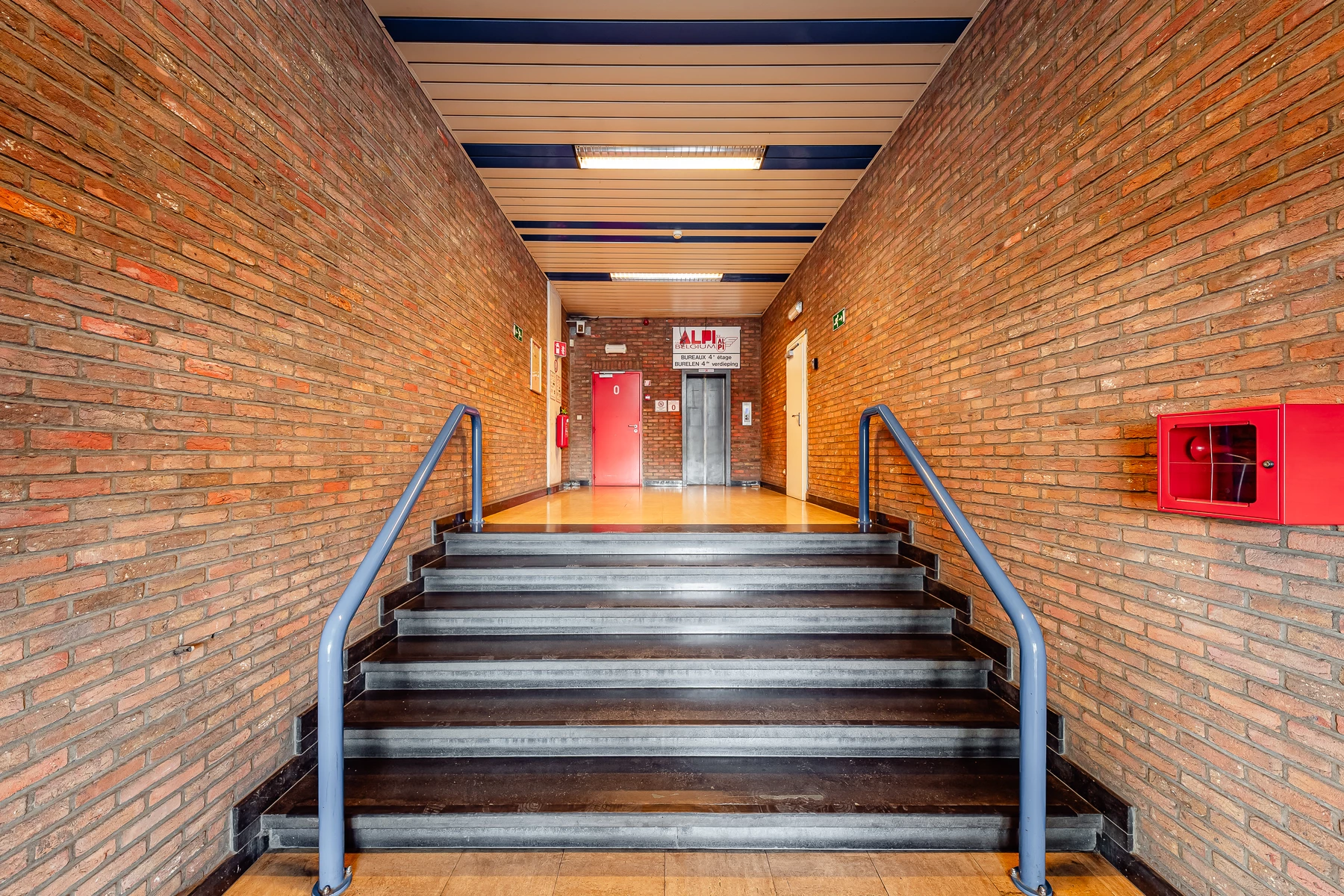 Escaliers d'accès espaces de bureaux et logistique