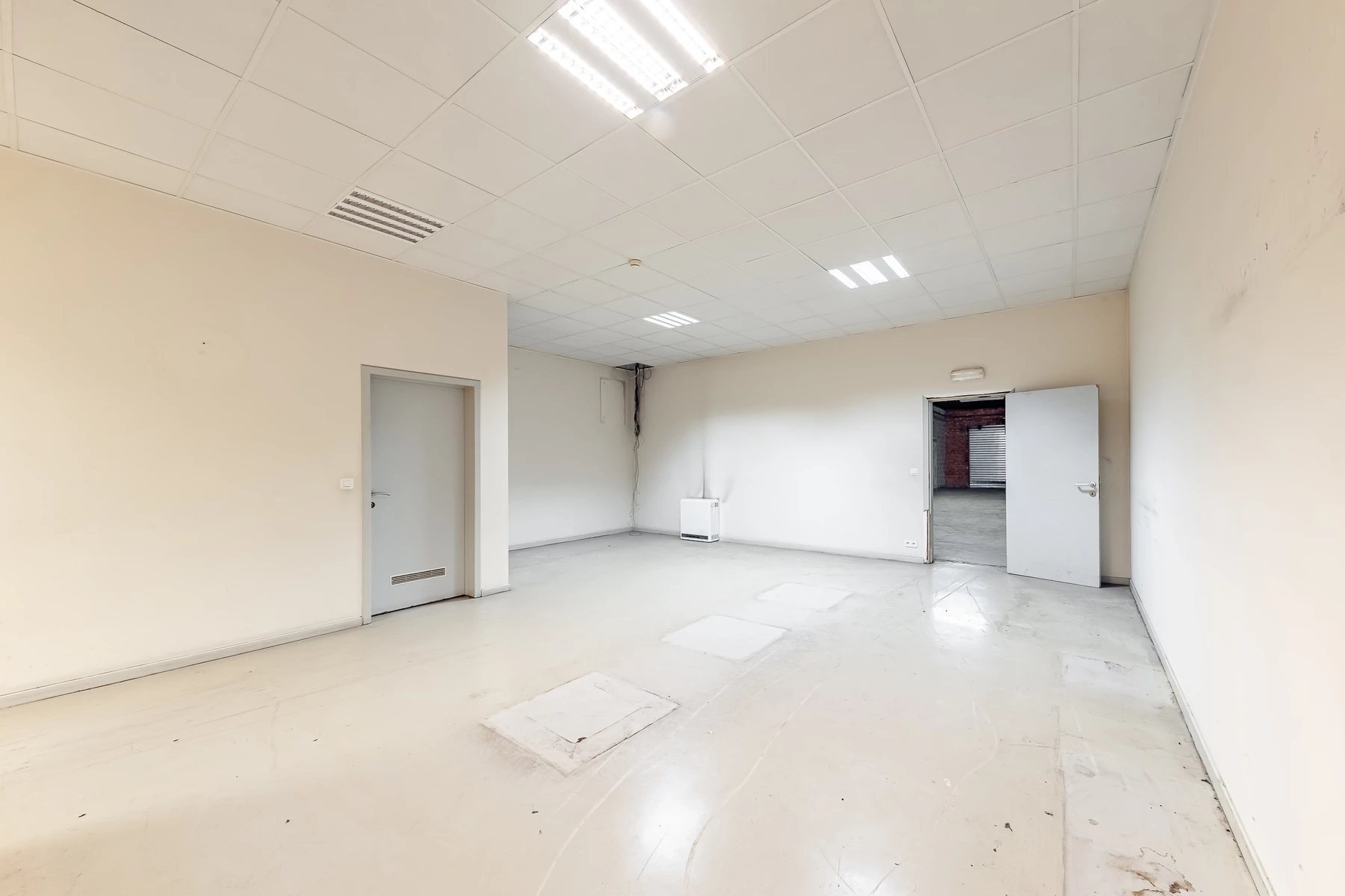 Local professionnel avec quai de chargement et bureaux