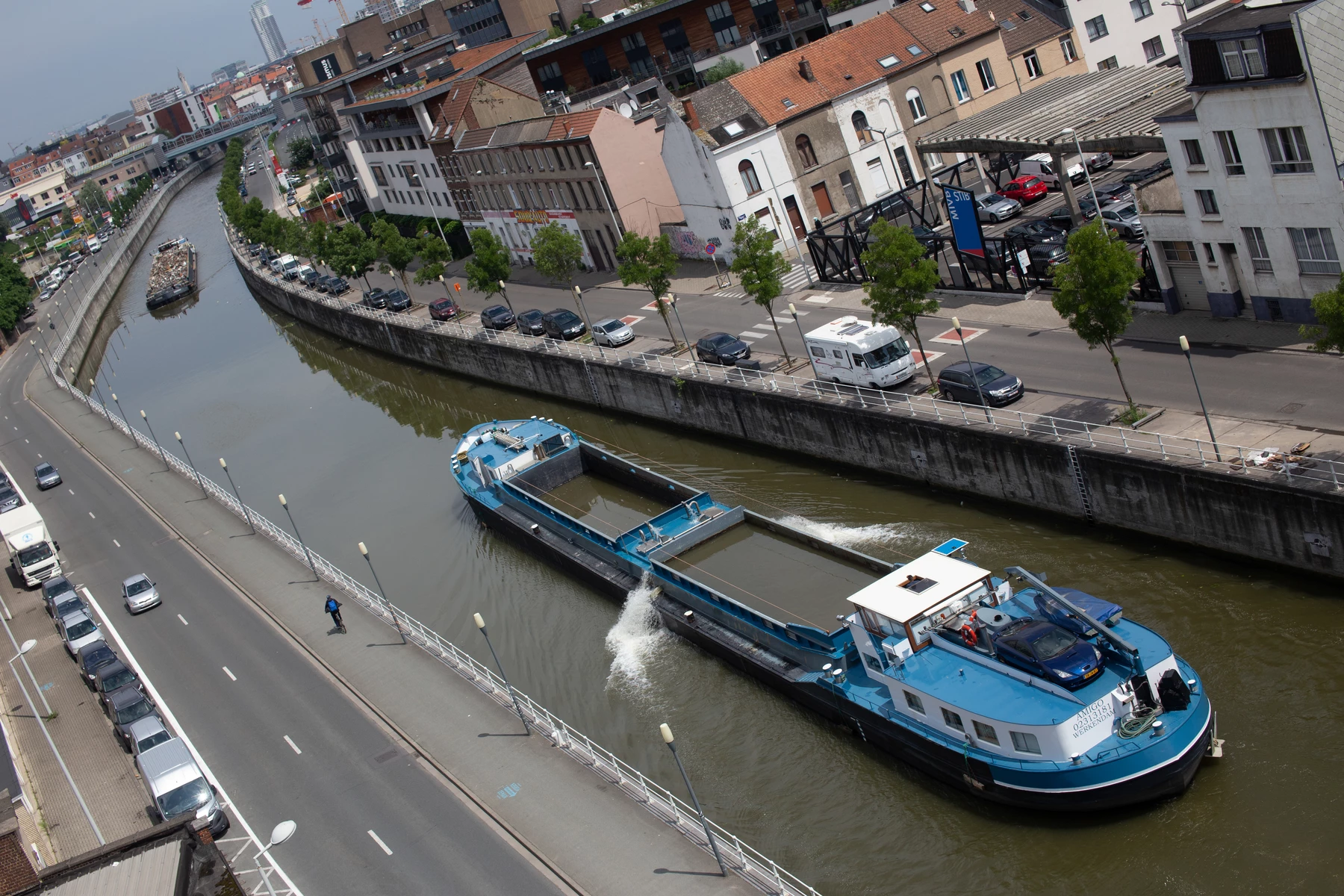 Vue aérienne de deux péniches chargées, naviguant sur le canal de Bruxelles